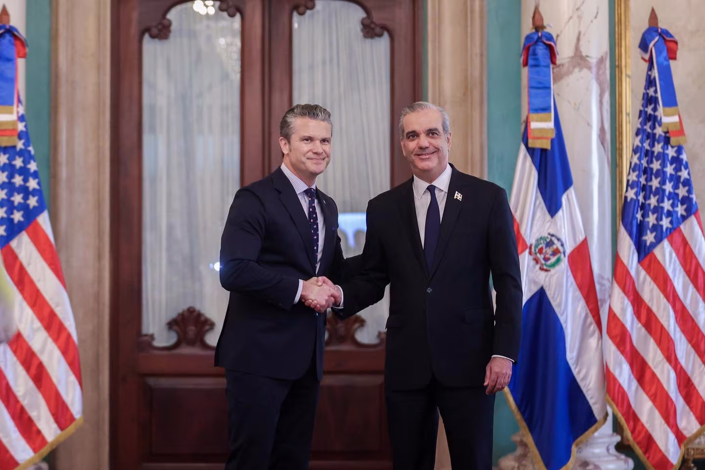El presidente de República Dominicana, Luis Abinader, recibió al secretario de Defensa de EUA, Pete Hegseth, para dar el anuncio del fortalecimiento de la colaboración entre los gobiernos para frenar las operaciones del narcotráfico en la región. 
