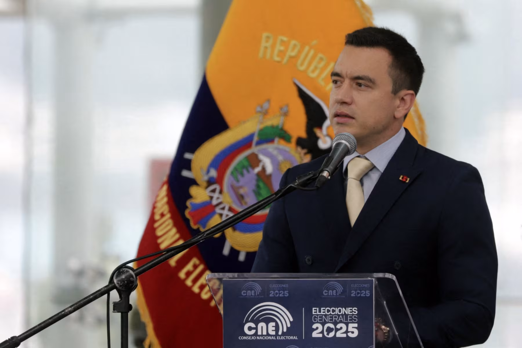 El presidente reelecto de Ecuador, Daniel Noboa, pronuncia un discurso tras recibir las credenciales del Consejo Nacional Electoral (CNE) durante una ceremonia en el Palacio de Cristal del Centro Cultural Itchimbía, en el centro de Quito.