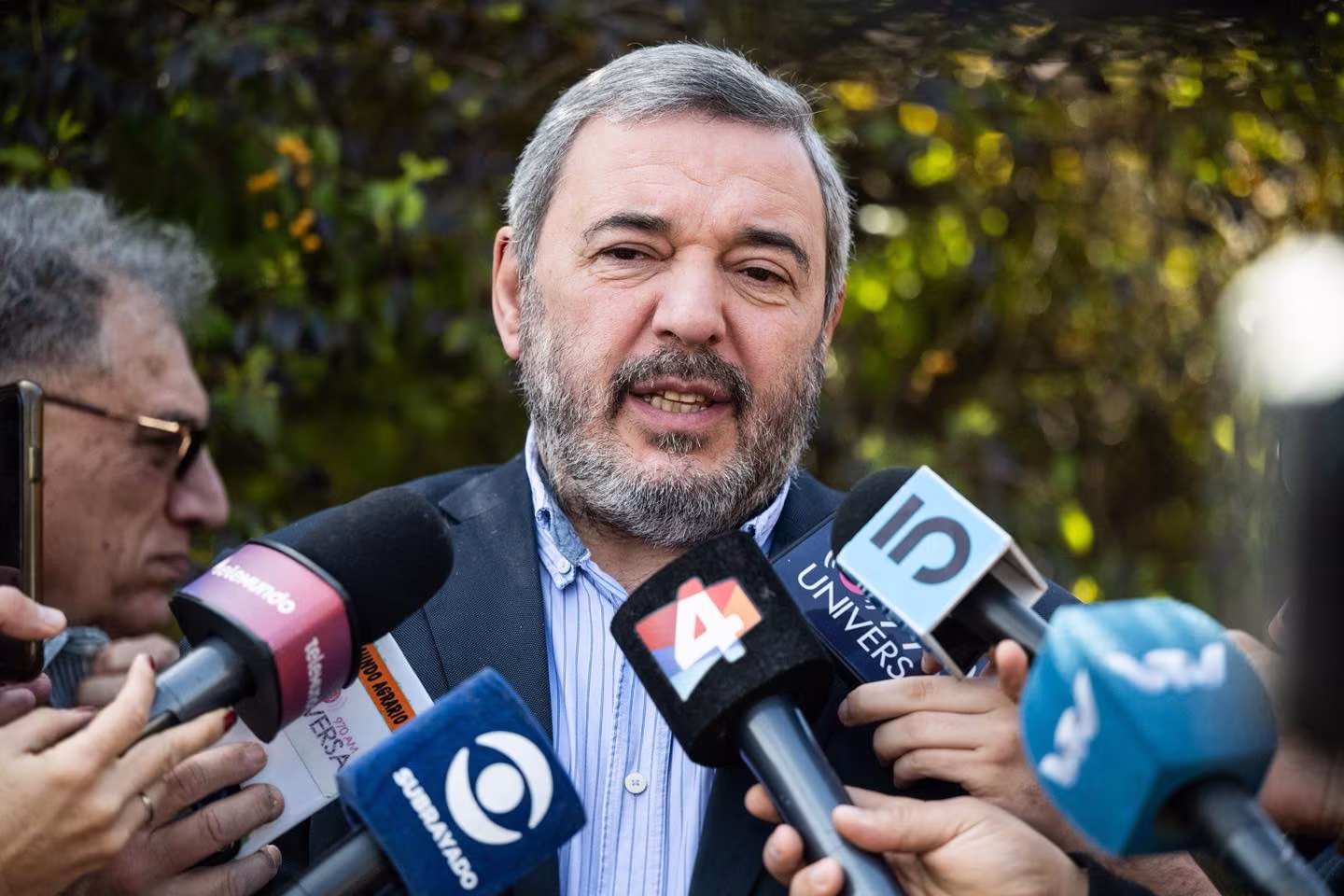 El intendente de Montevideo atiende a los cuestionamientos de los medios de comunicación. 