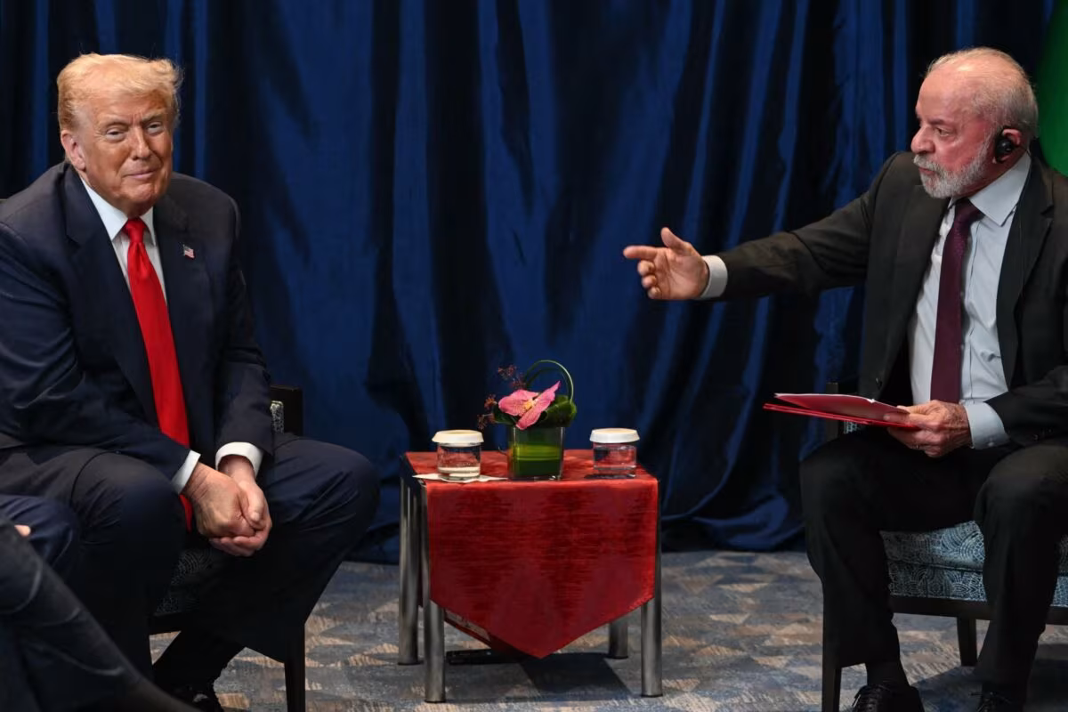 El presidente de Brasil, Luiz Inácio Lula da Silva (der.), conversa con el presidente de Estados Unidos, Donald Trump.