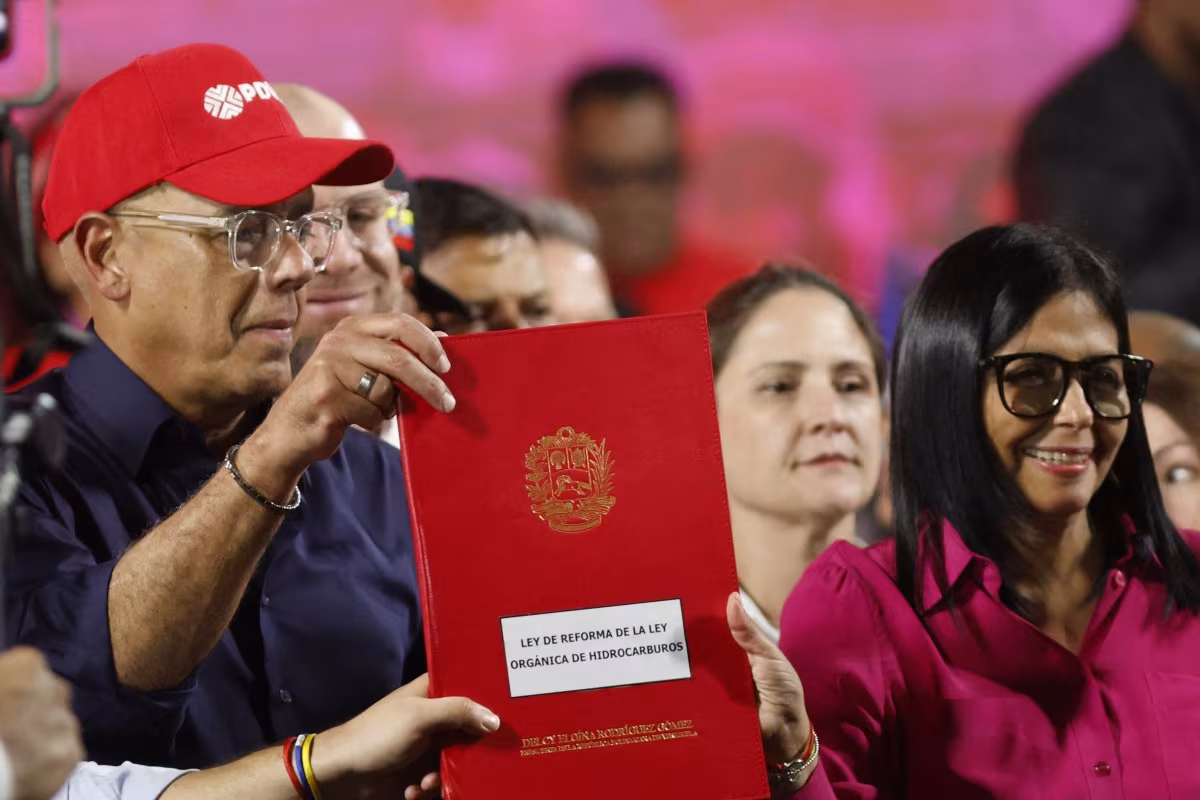 Venezuela aprobó una reforma petrolera alineada con las exigencias de Estados Unidos para atraer inversión privada y reactivar su industria energética.