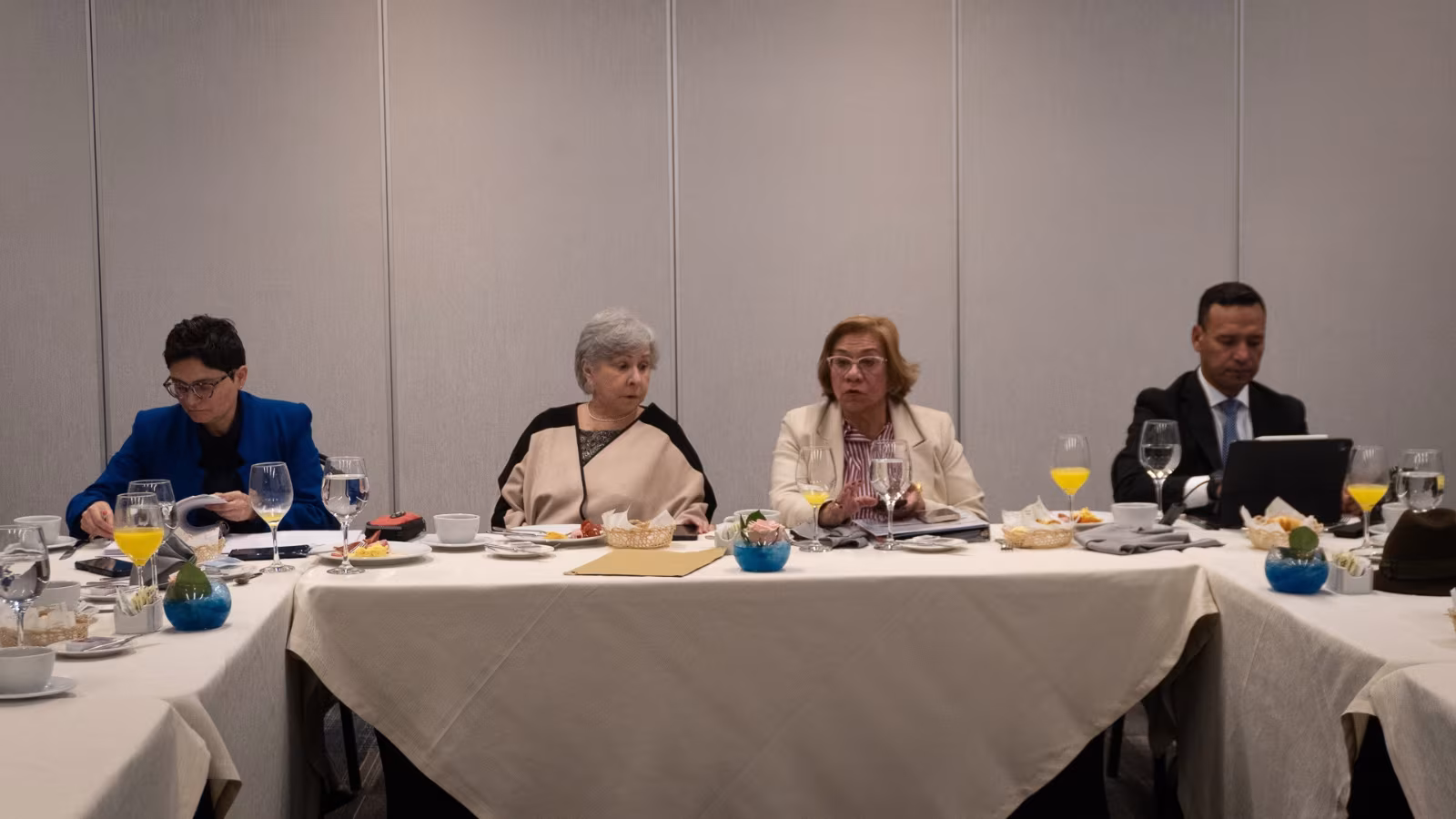 Colombia y Ecuador activan un diálogo bilateral en Quito para poner fin a la guerra comercial tras la imposición de aranceles del 30 % y tensiones por seguridad fronteriza.