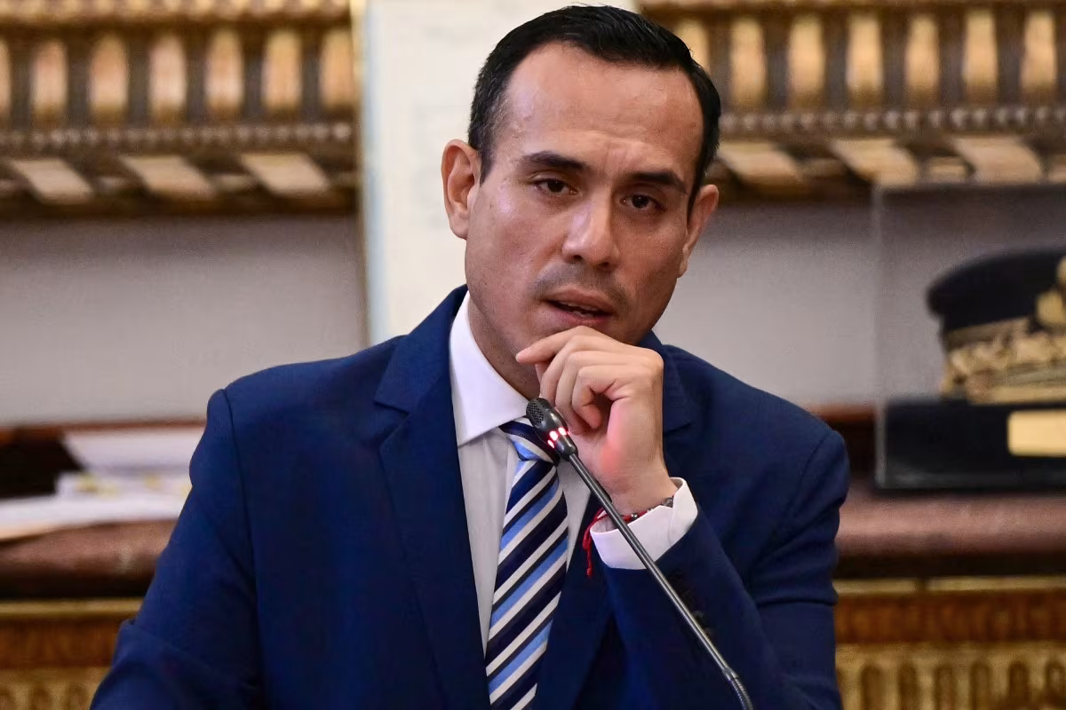 José Jerí rechaza cargos y asegura que puede seguir como presidente interino antes de la votación del Congreso sobre su posible destitución en Perú.