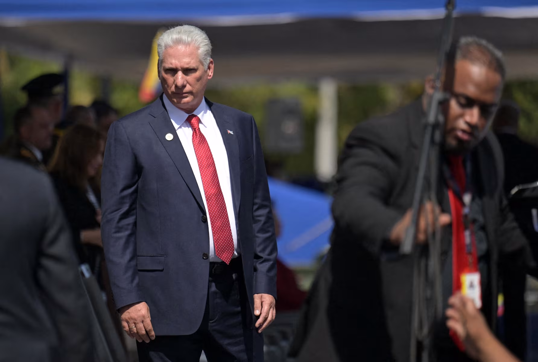 Presidente de Cuba de pie