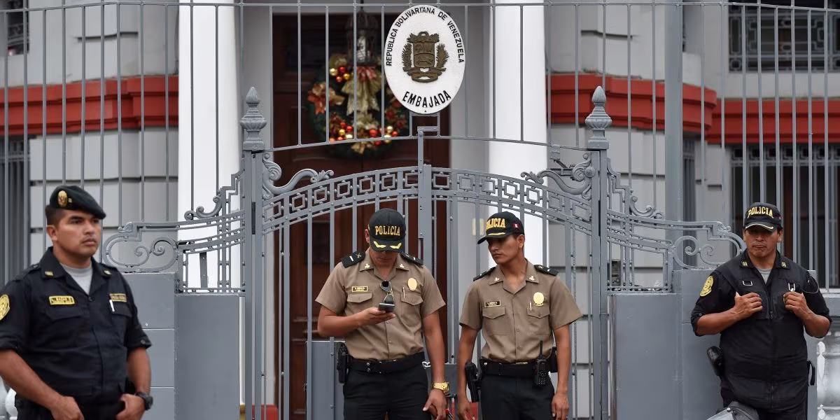 Agentes de policía montan guardia a la entrada de la embajada de Venezuela en Lima.